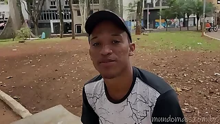 Hetero aceita fazer pornô gay por dinheiro
